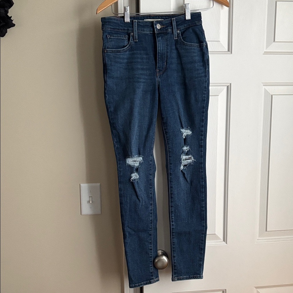 Levi’s 721 high rise skinny jeans/distressed knees